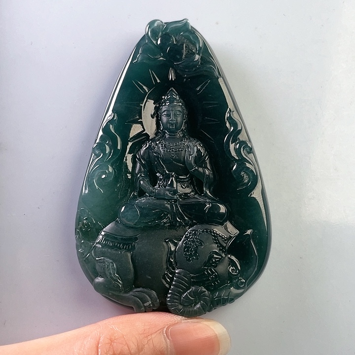 翡翠颈饰未镶嵌小**生