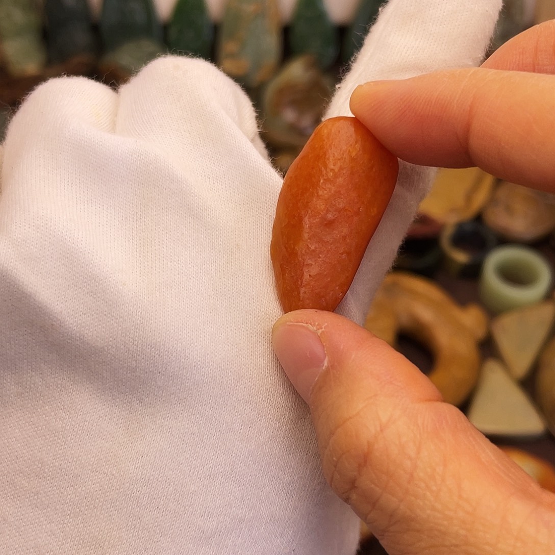 颈饰未镶嵌岫岩河磨玉（透闪石质玉）