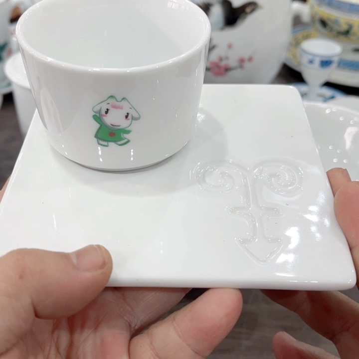 壶釉下五彩的瓷器和瓷器
