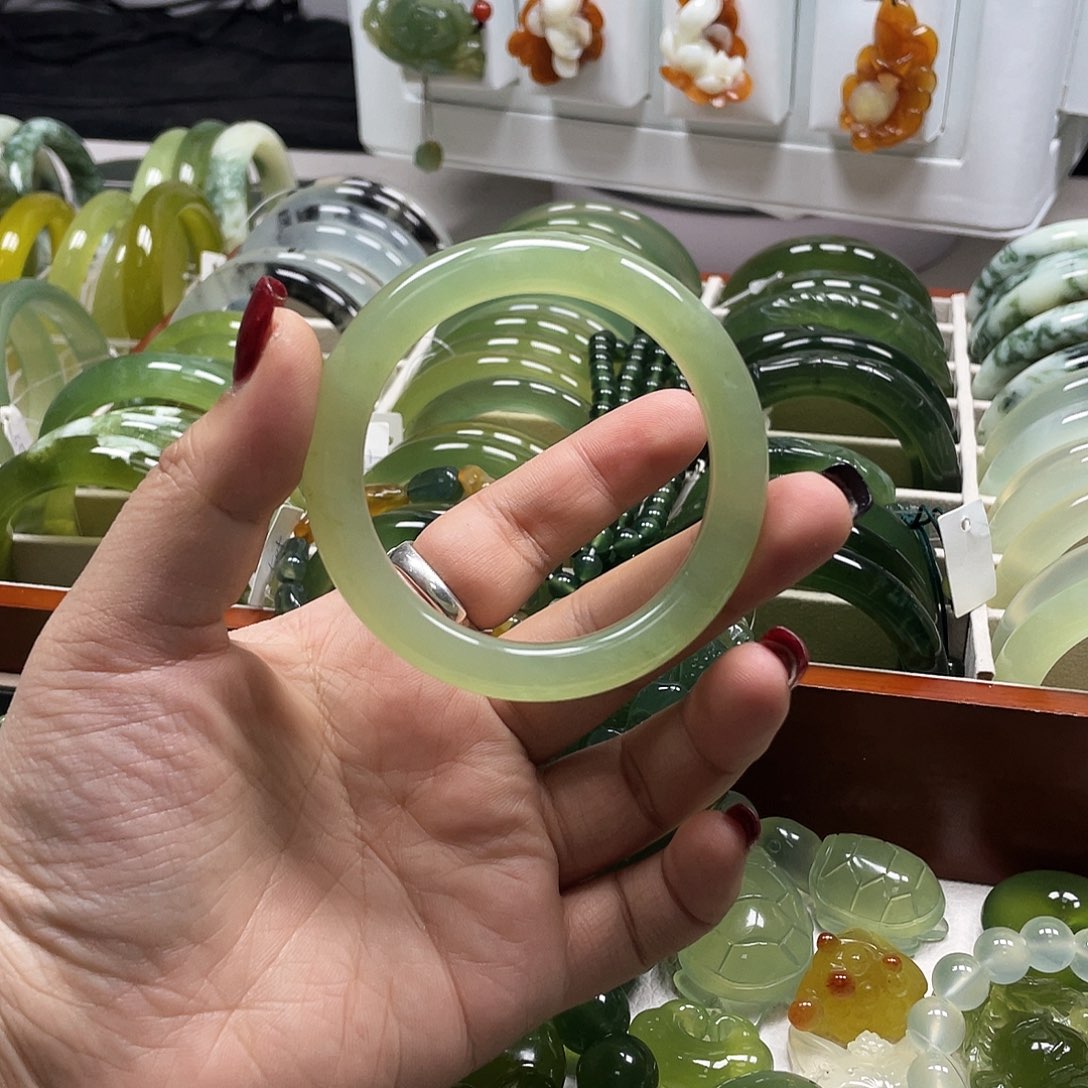 蛇纹石玉手镯未镶嵌