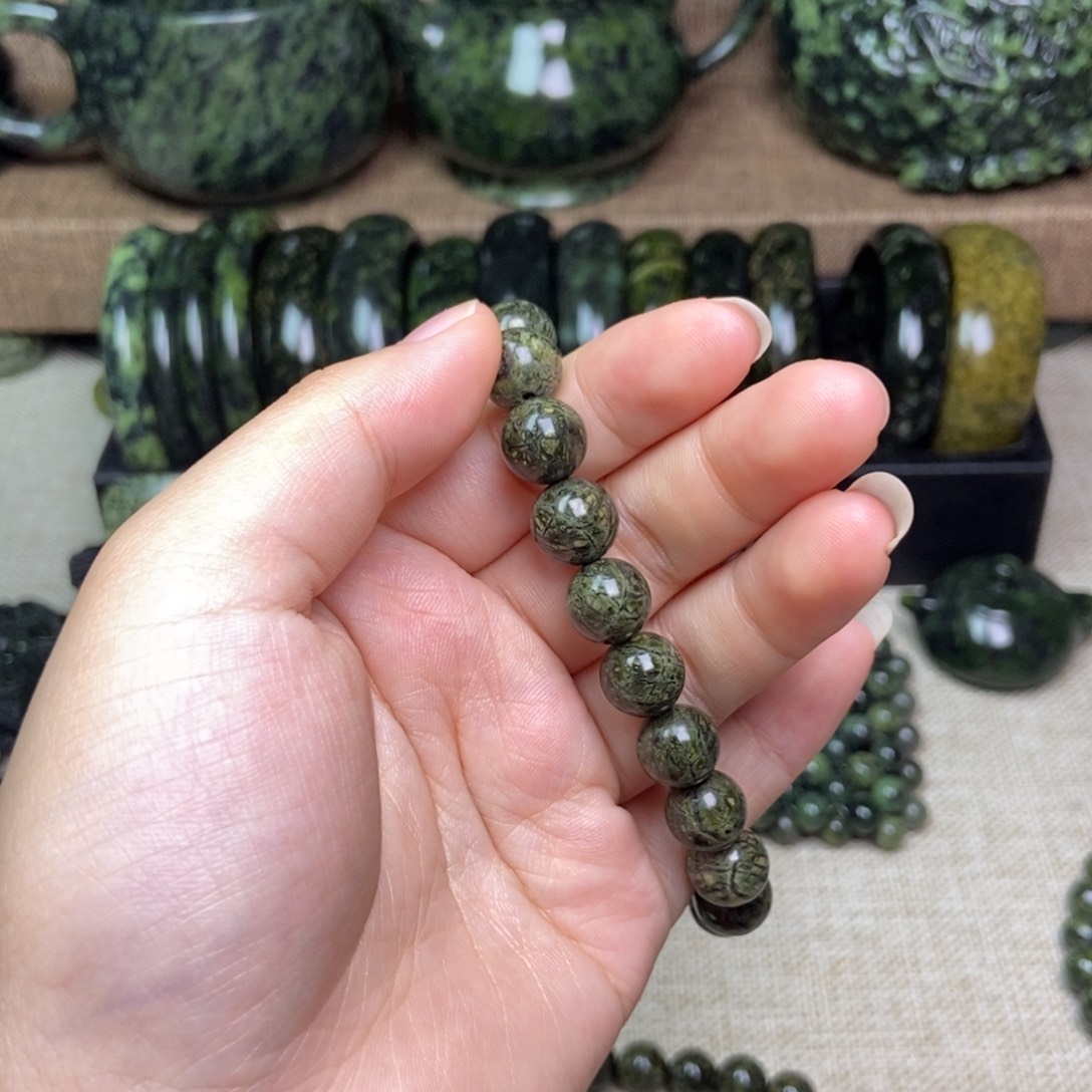 蛇纹石玉未镶嵌颈饰彼*