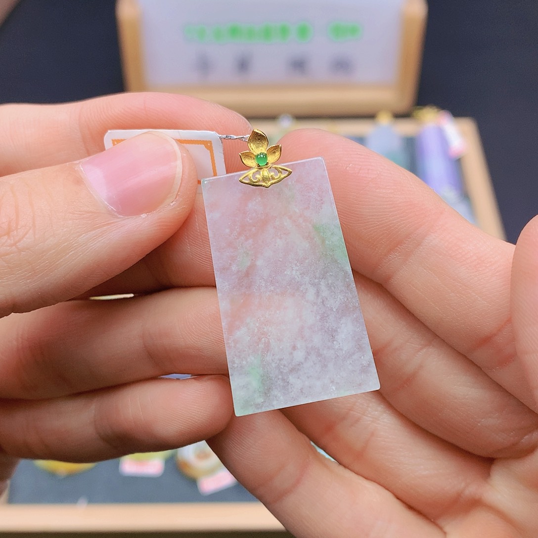 翡翠18K金镶嵌颈饰翡翠