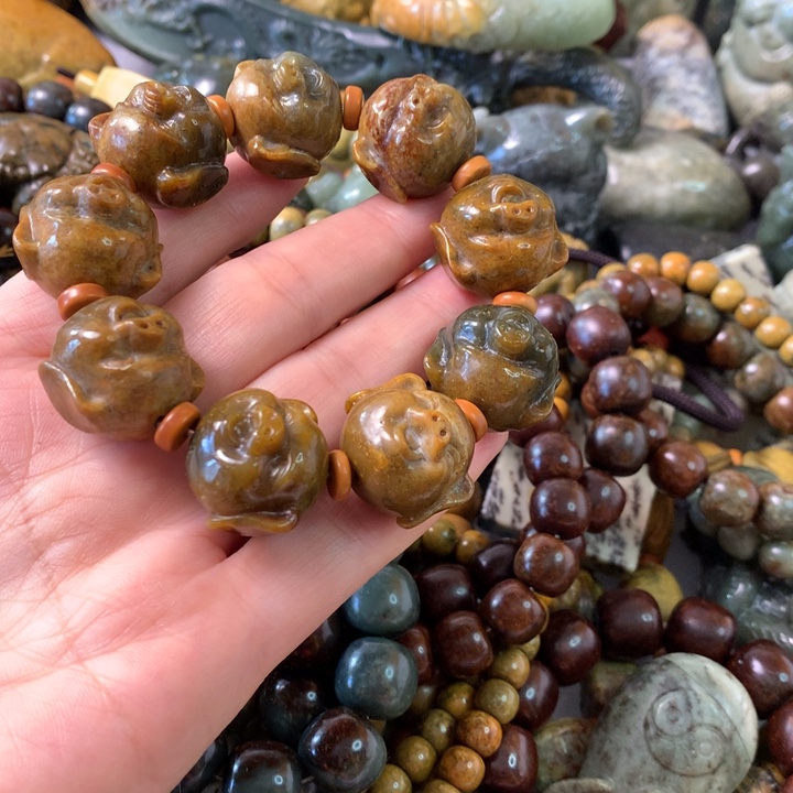 未镶嵌岫岩河磨玉（透闪石质玉）挂件