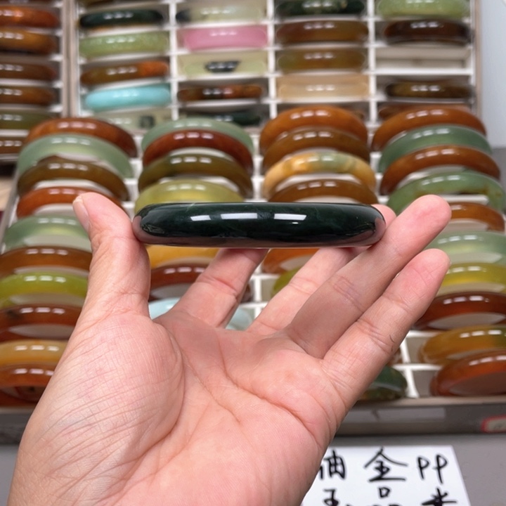 琦***奕未镶嵌蛇纹石玉手镯