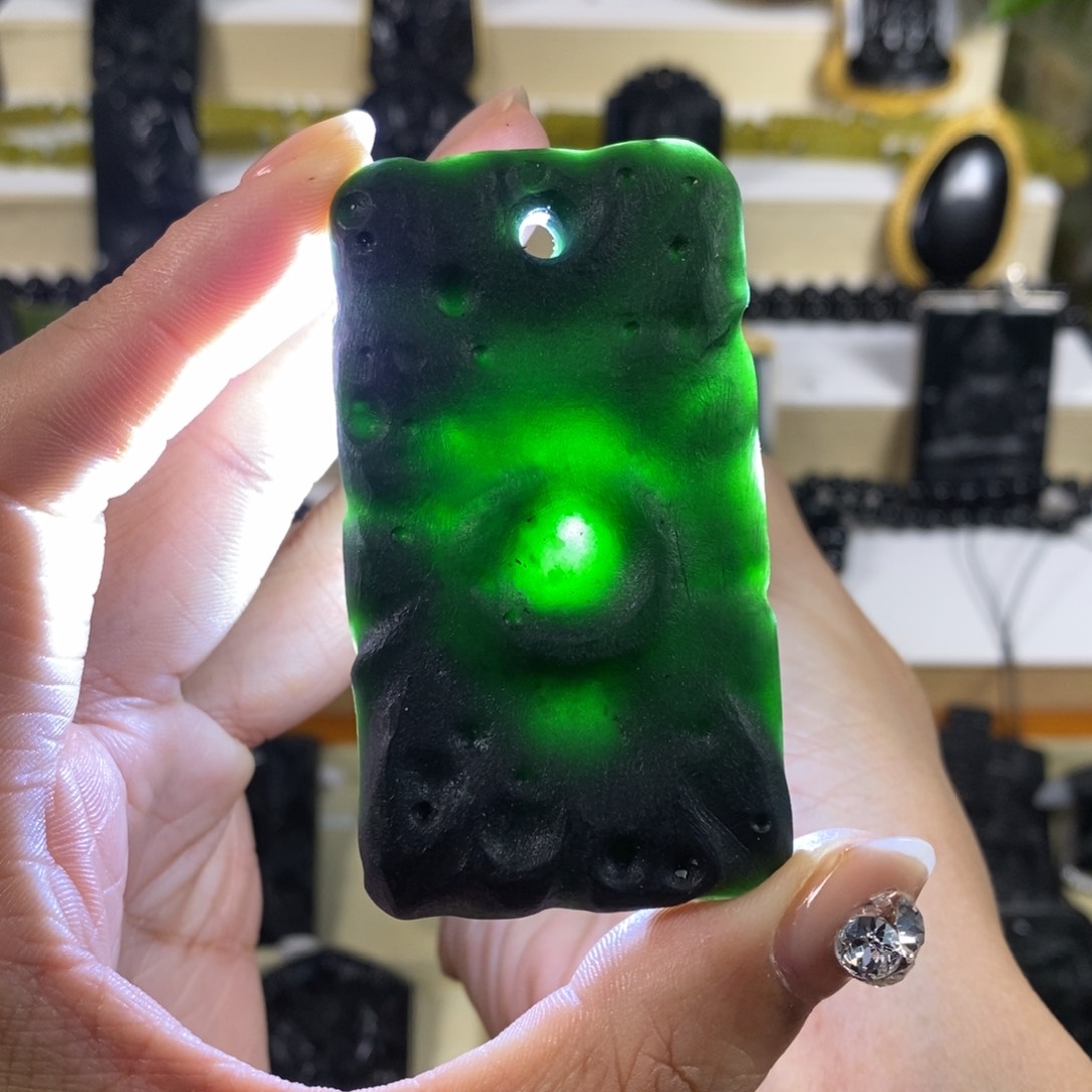 蛇纹石玉吊坠未镶嵌