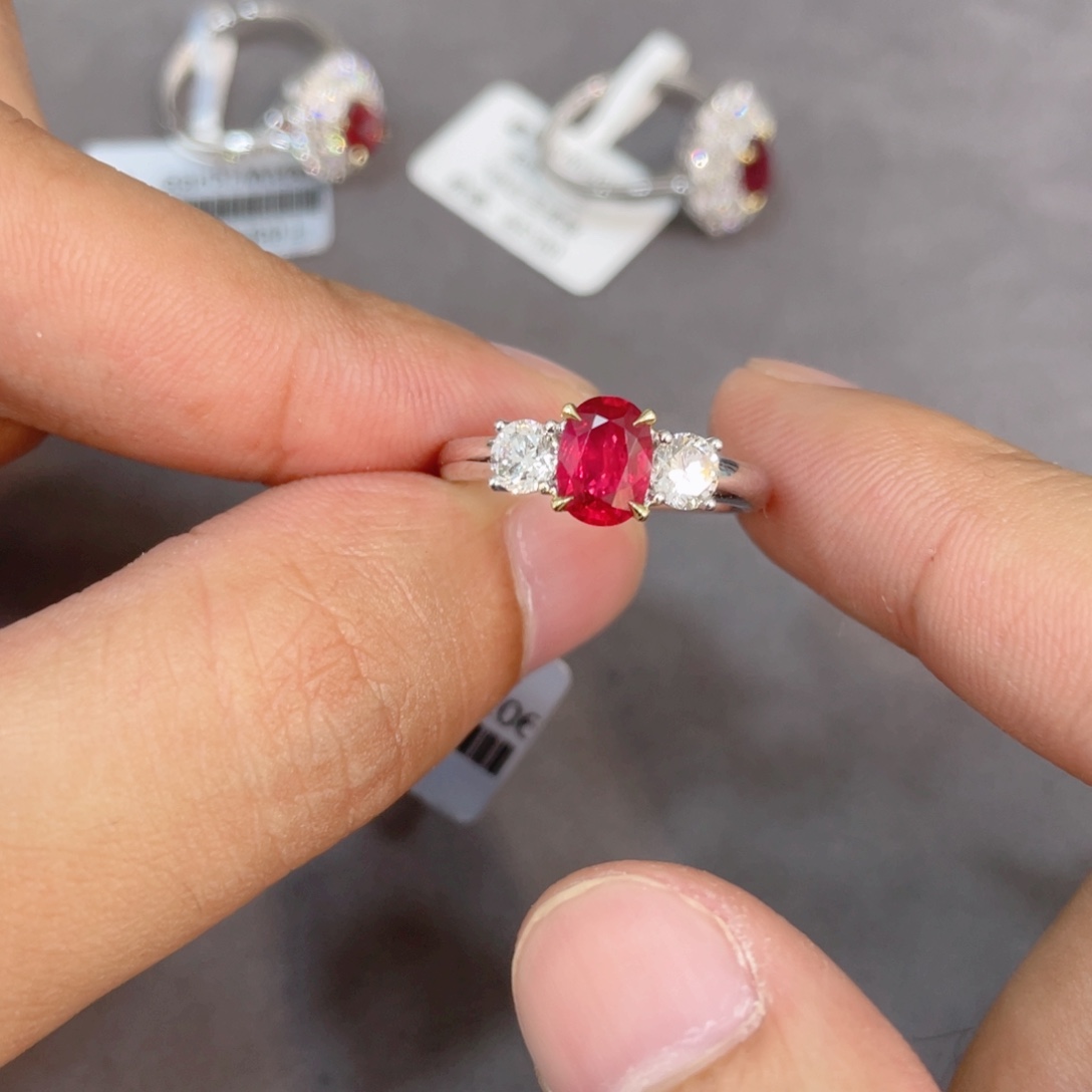 18K金镶嵌戒指红宝石1.01ct 无烧鸽血