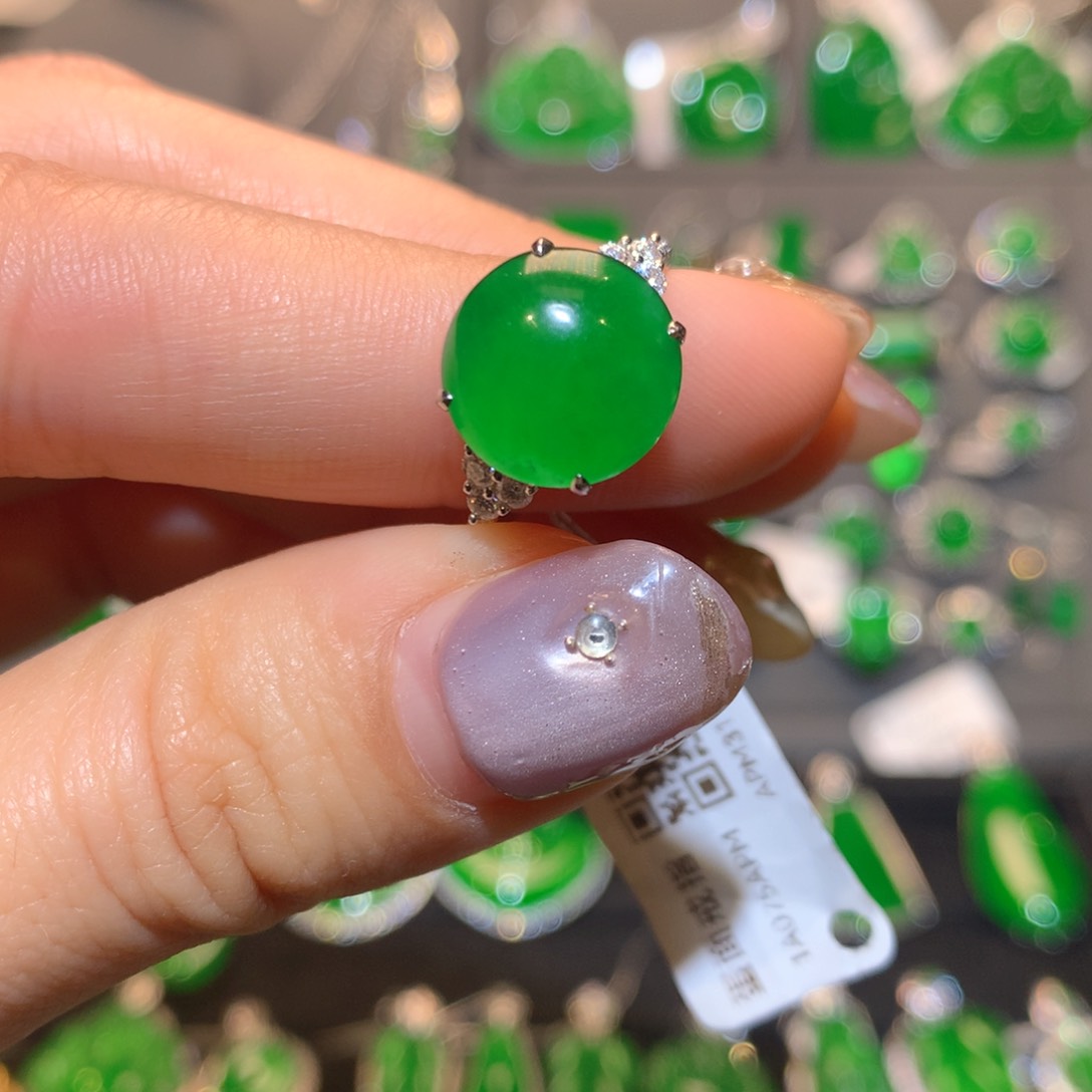 翡翠戒指18K金镶嵌蛋面