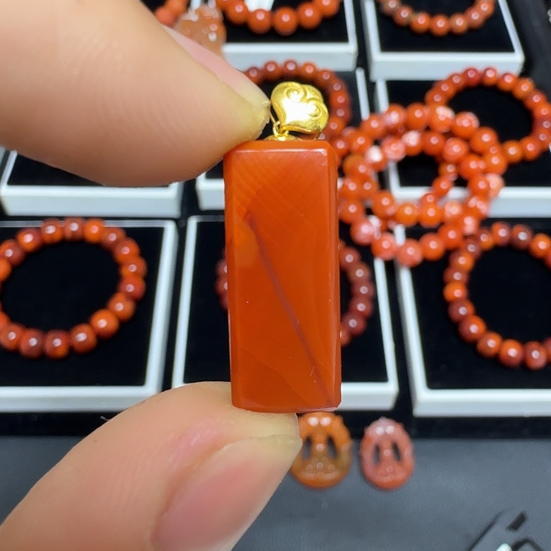 南红玛瑙18K金镶嵌川料瓦西满色满肉柿子红无事牌3.38g