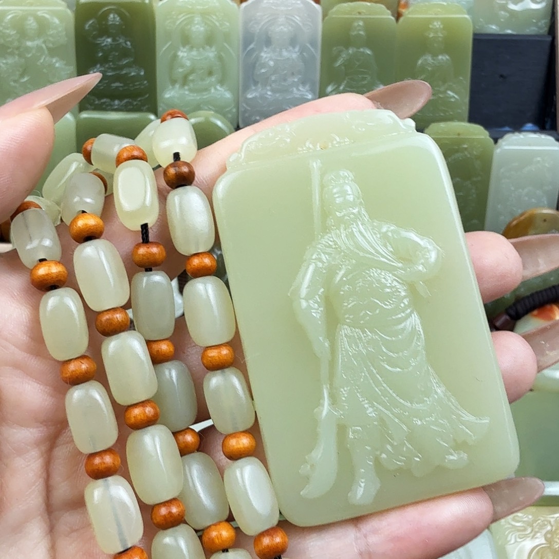 翠绿色关公牌吊坠