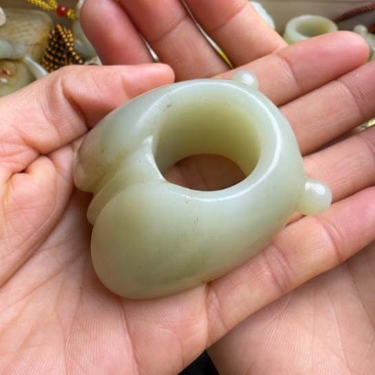 和田玉挂件未镶嵌让****妨