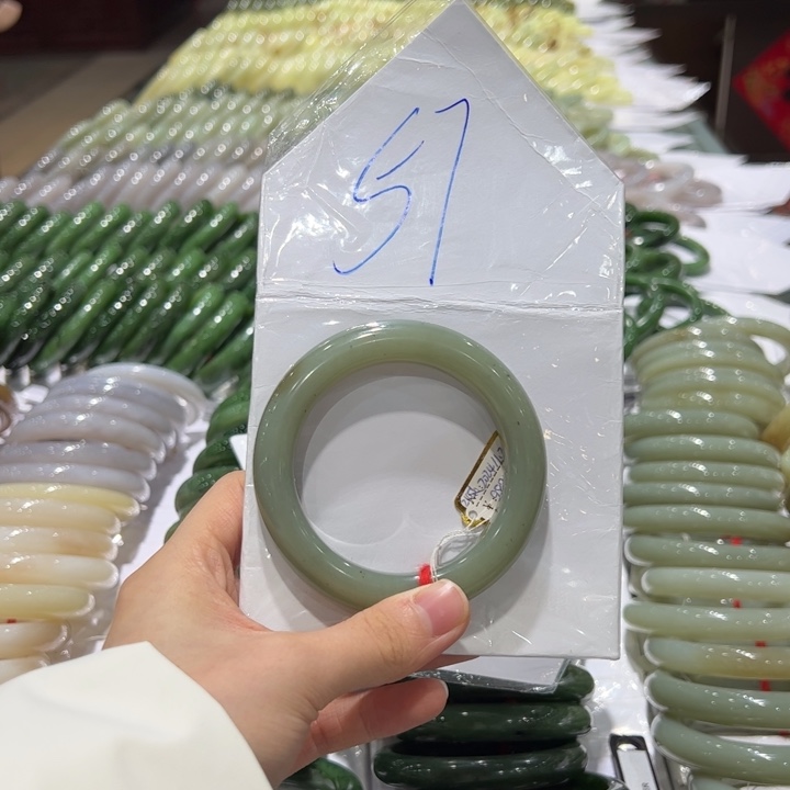 小***羊和田玉未镶嵌手镯