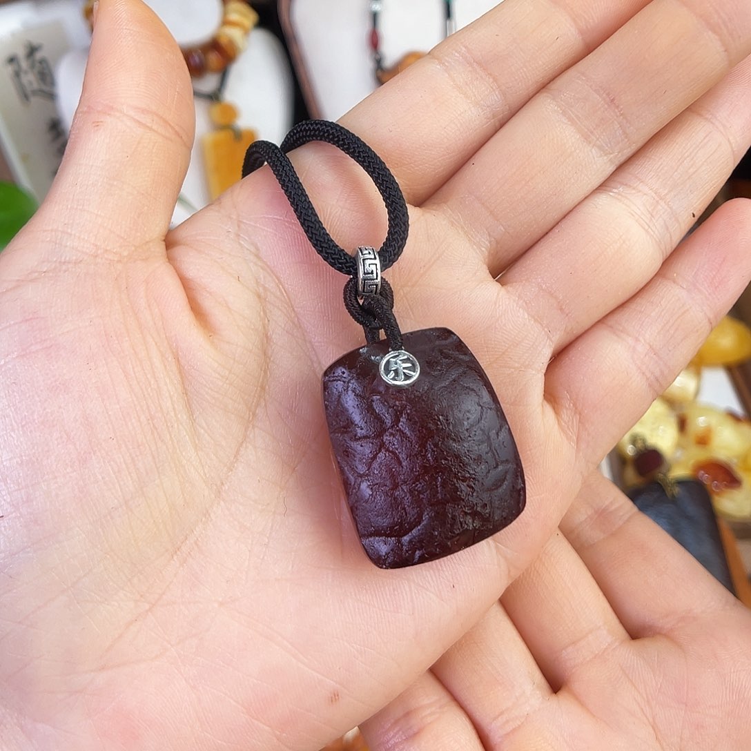 琥珀珠宝奇石未镶嵌。