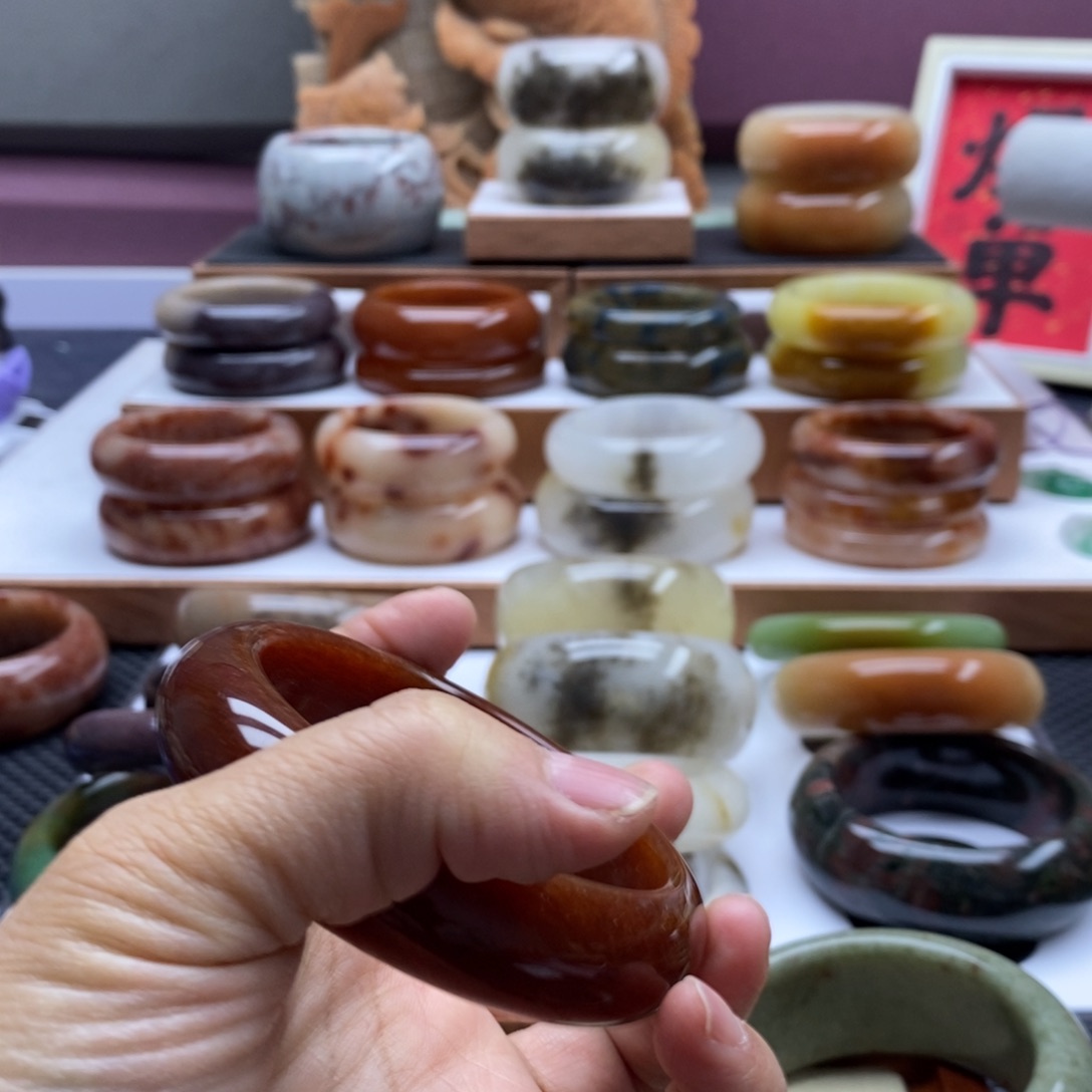 石英质玉手镯未镶嵌春****?