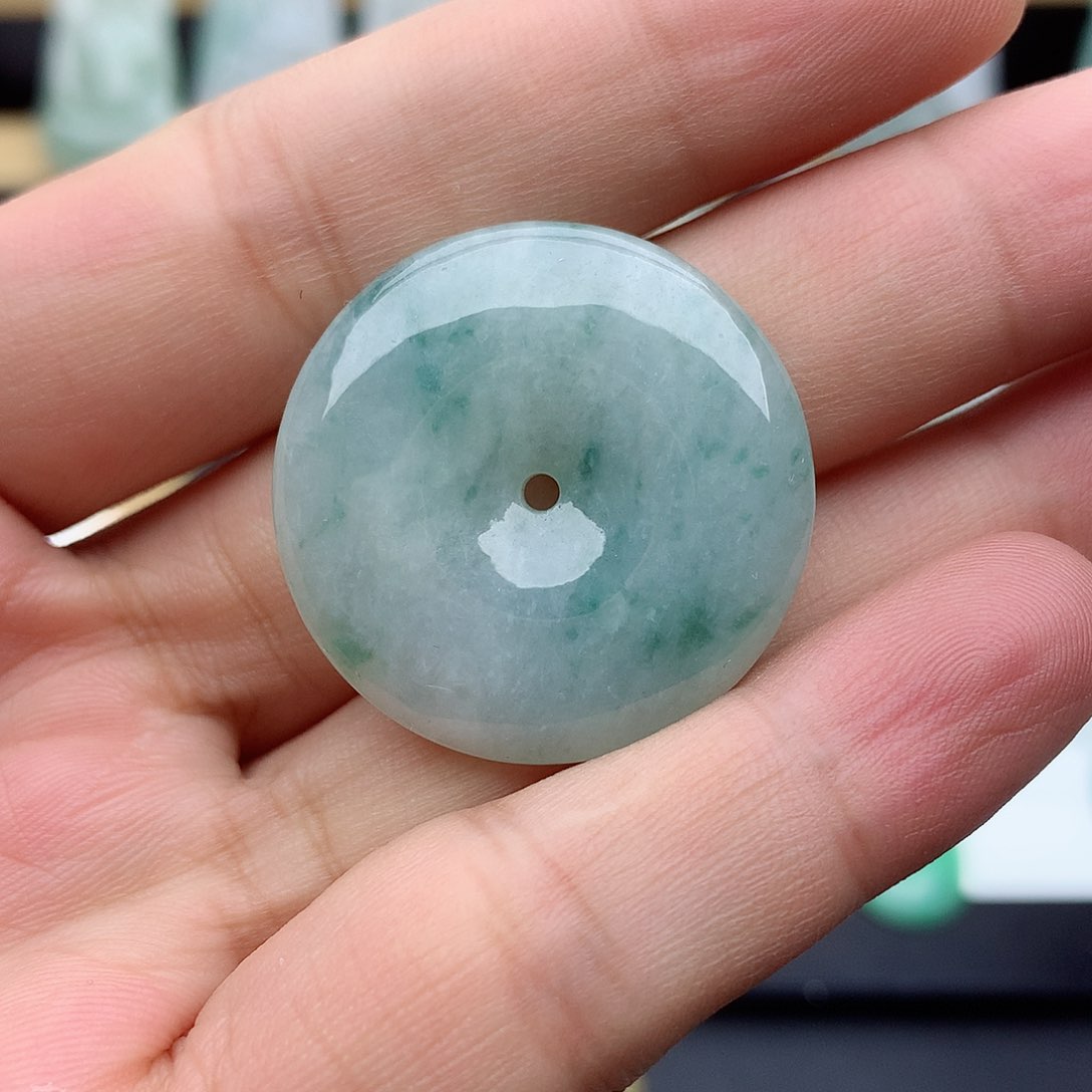 翡翠颈饰未镶嵌平安扣