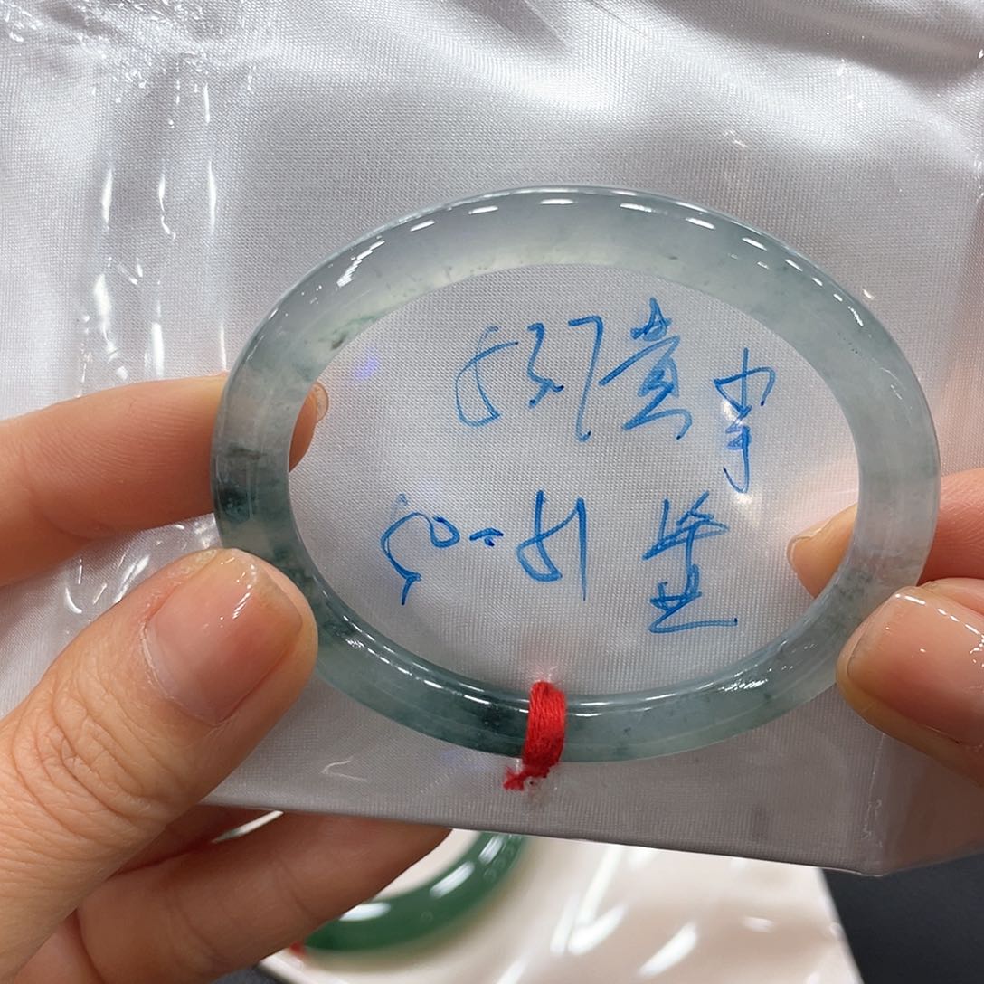 翡翠手镯未镶嵌翡翠手镯
