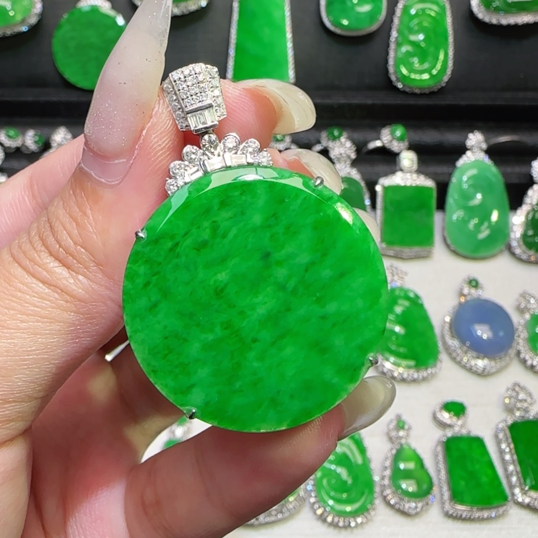 翡翠18K金镶嵌颈饰