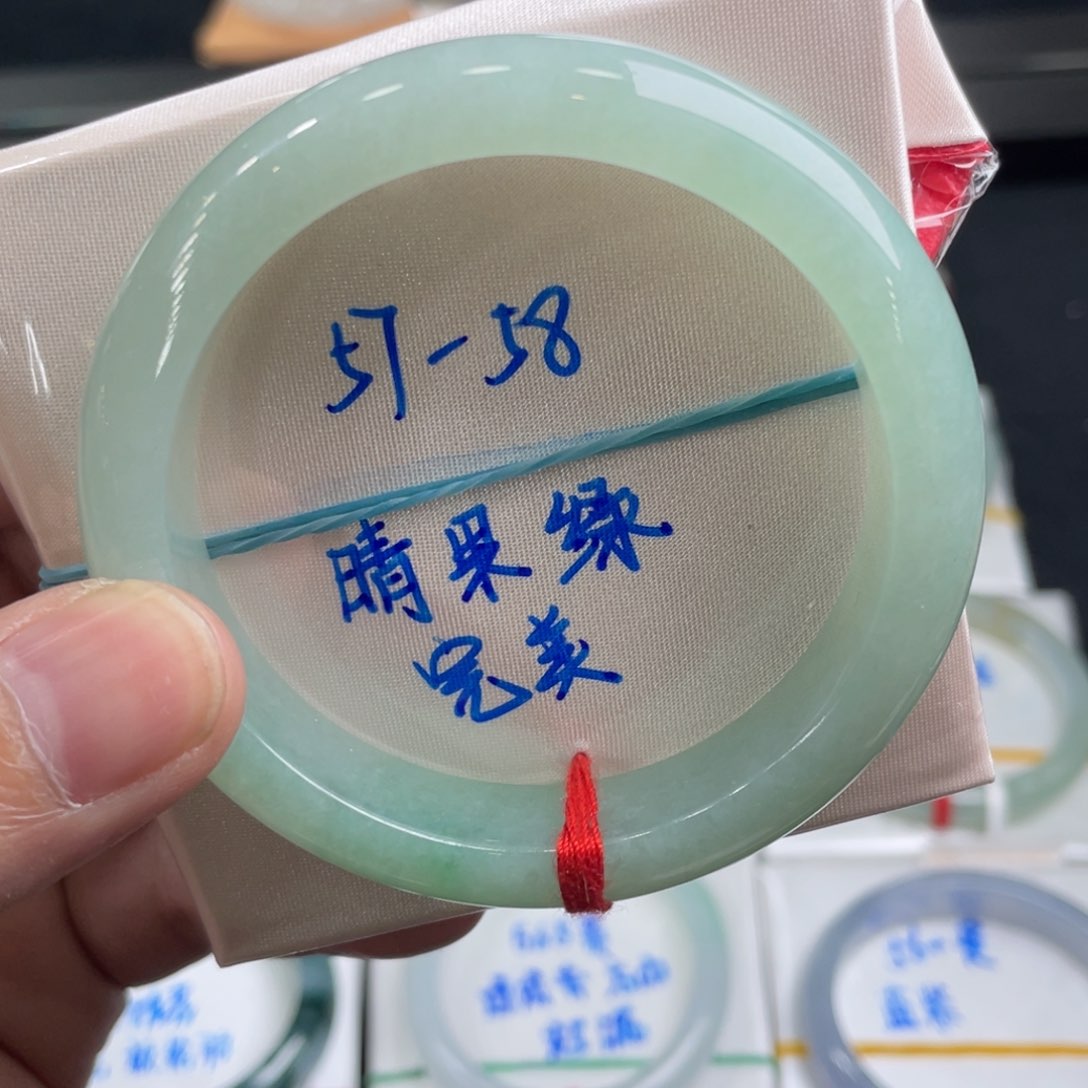 翡翠手镯未镶嵌翡翠手镯