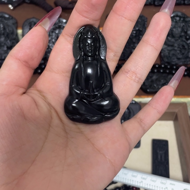 启***蛰未镶嵌蛇纹石玉颈饰