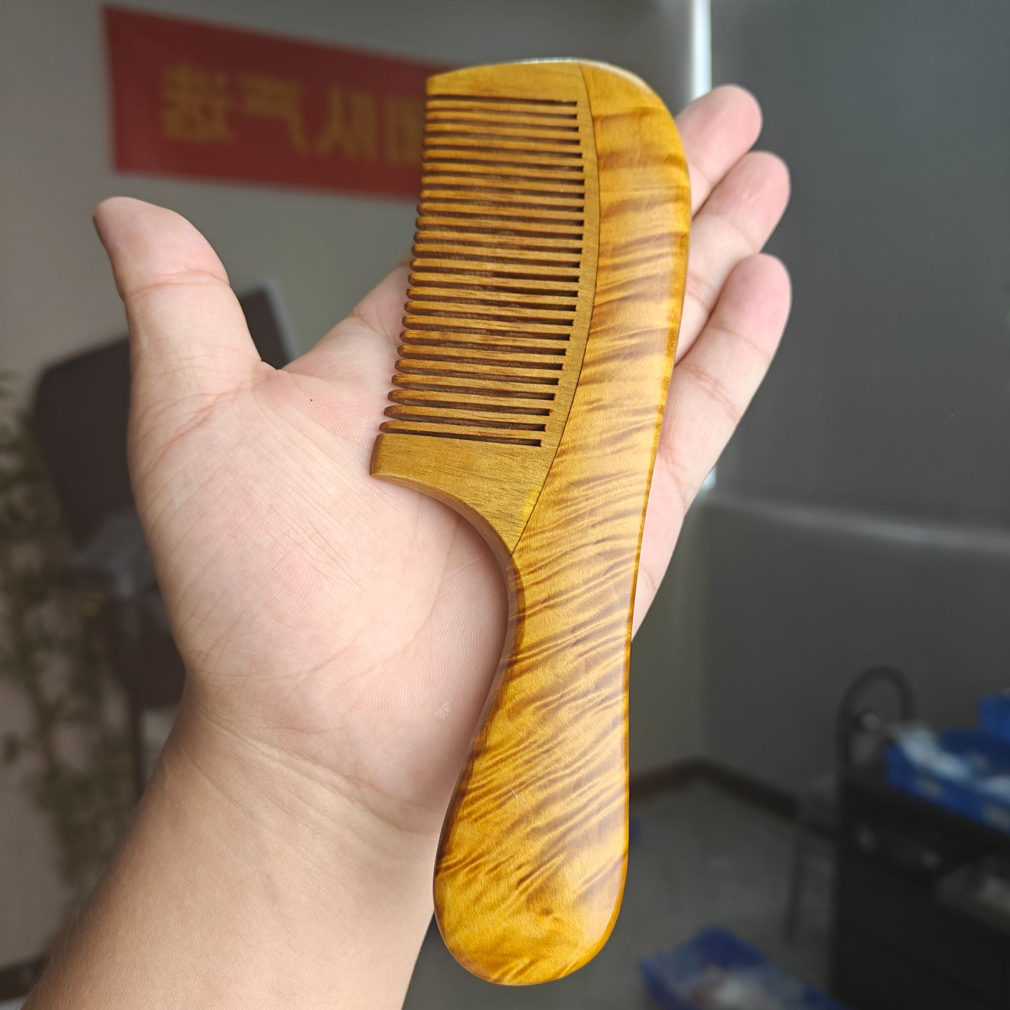 约180*56mm大叶金丝楠水波纹长柄木梳子