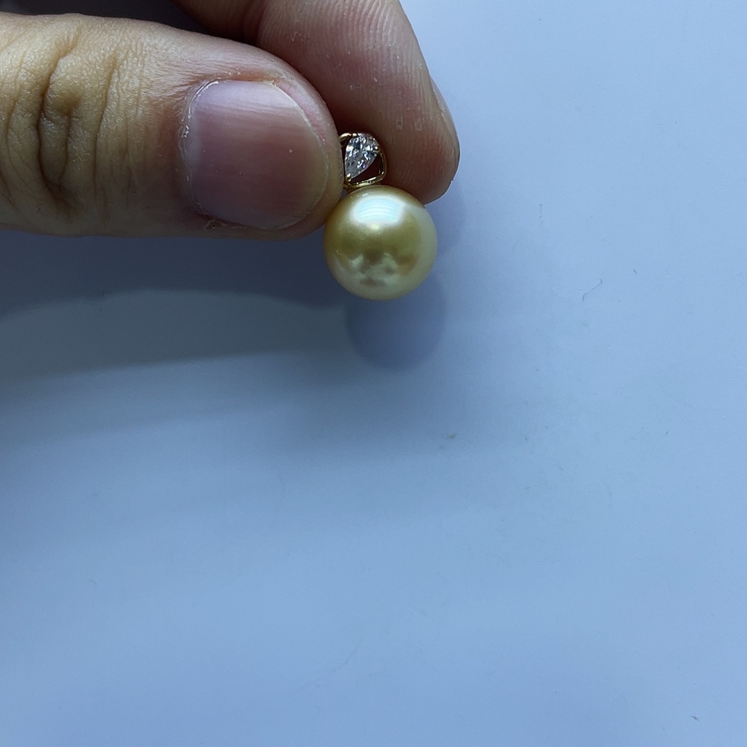 18K金镶嵌海水珍珠颈饰