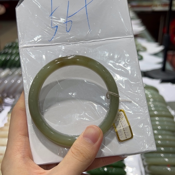 和田玉未镶嵌手镯