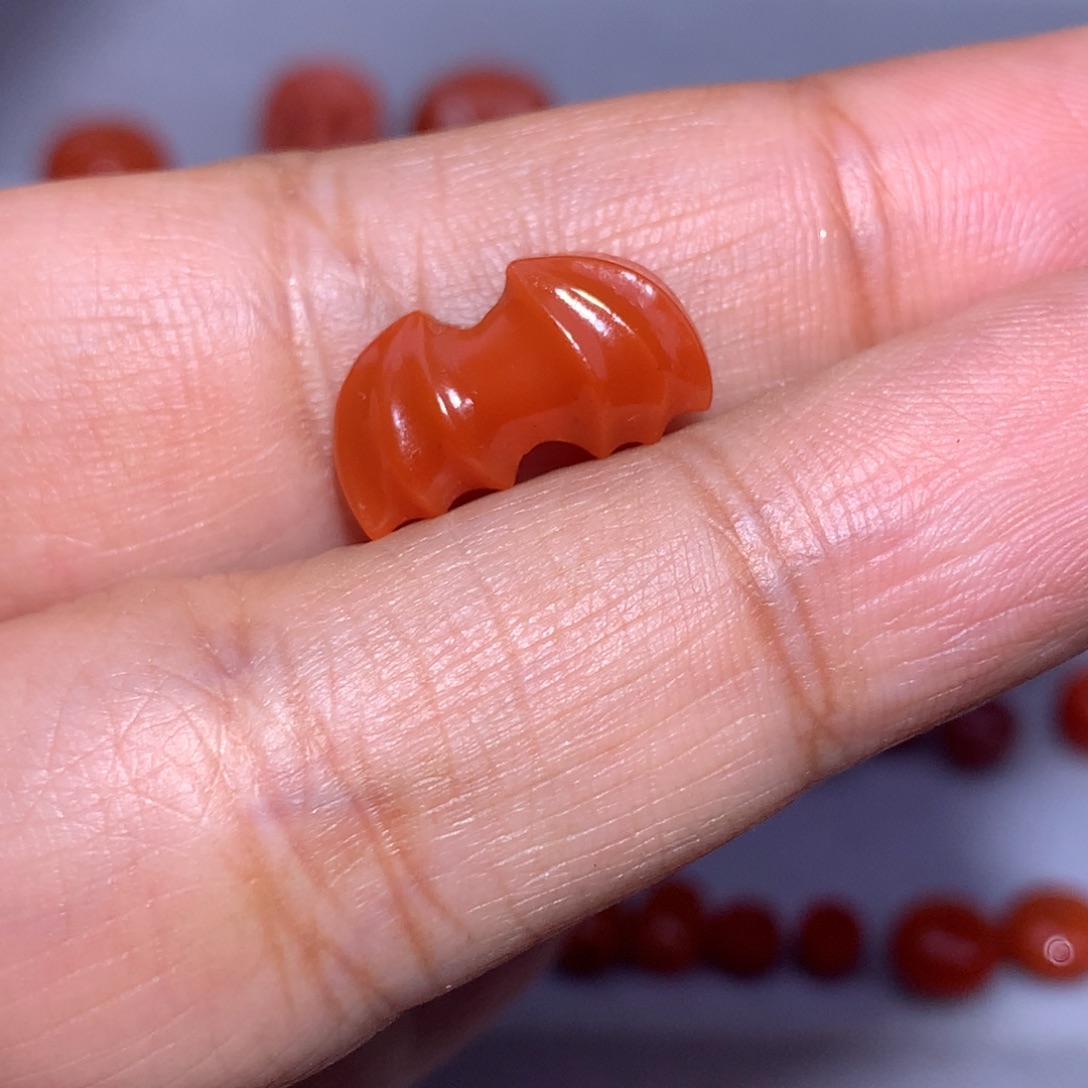 南红玛瑙未镶嵌蝙蝠翅膀背云满色满肉柿子红