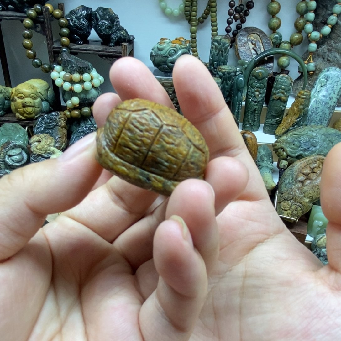 未镶嵌岫岩河磨玉（透闪石质玉）把件