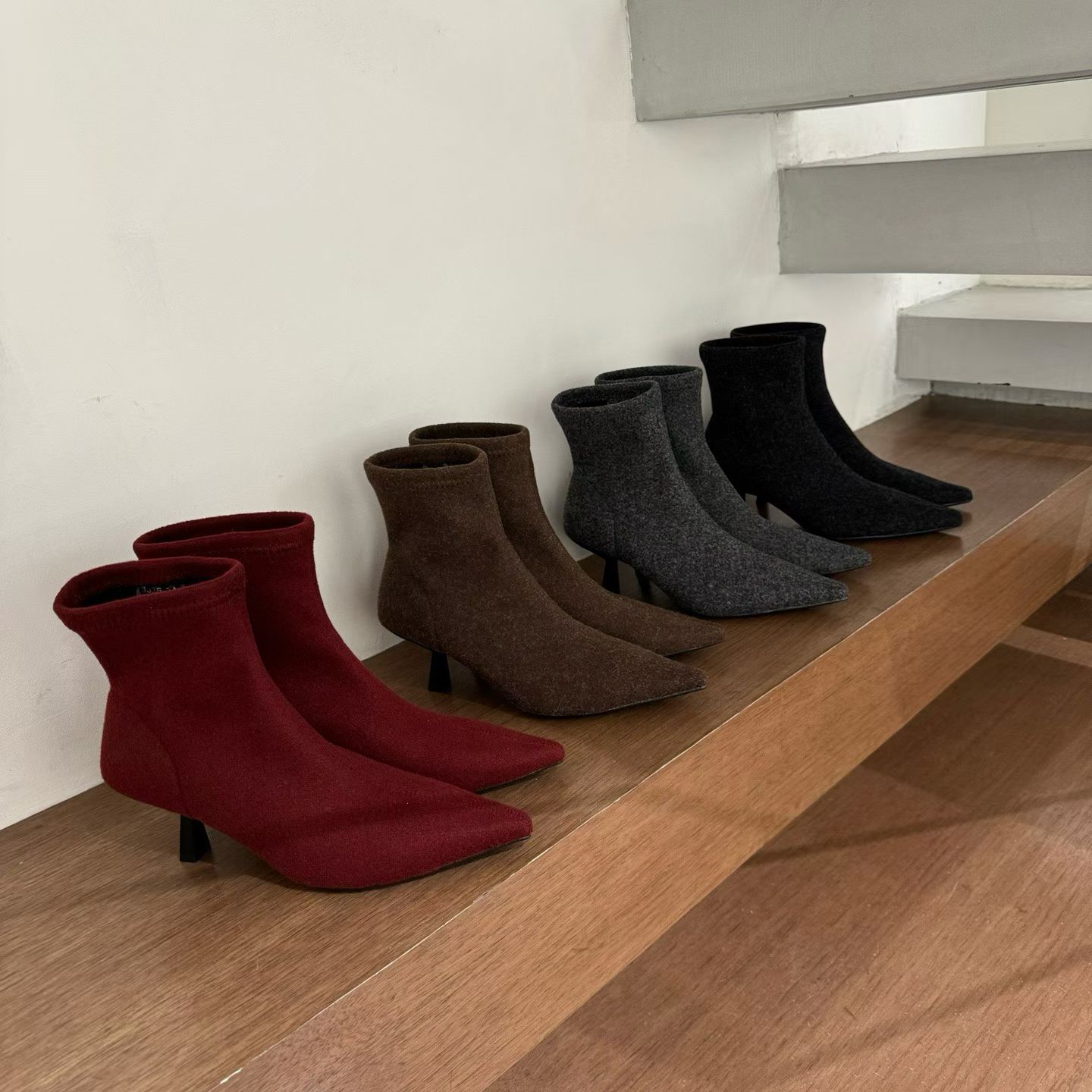 法式毛呢短靴女2025秋冬细跟尖头瘦瘦靴气质时装靴后拉链毛毛鞋潮