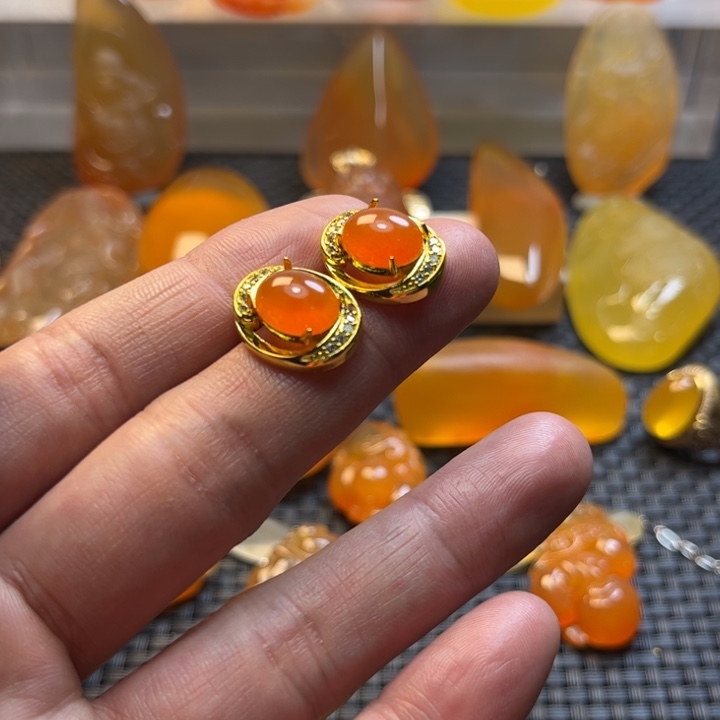 回***笑石英质玉未镶嵌旦面