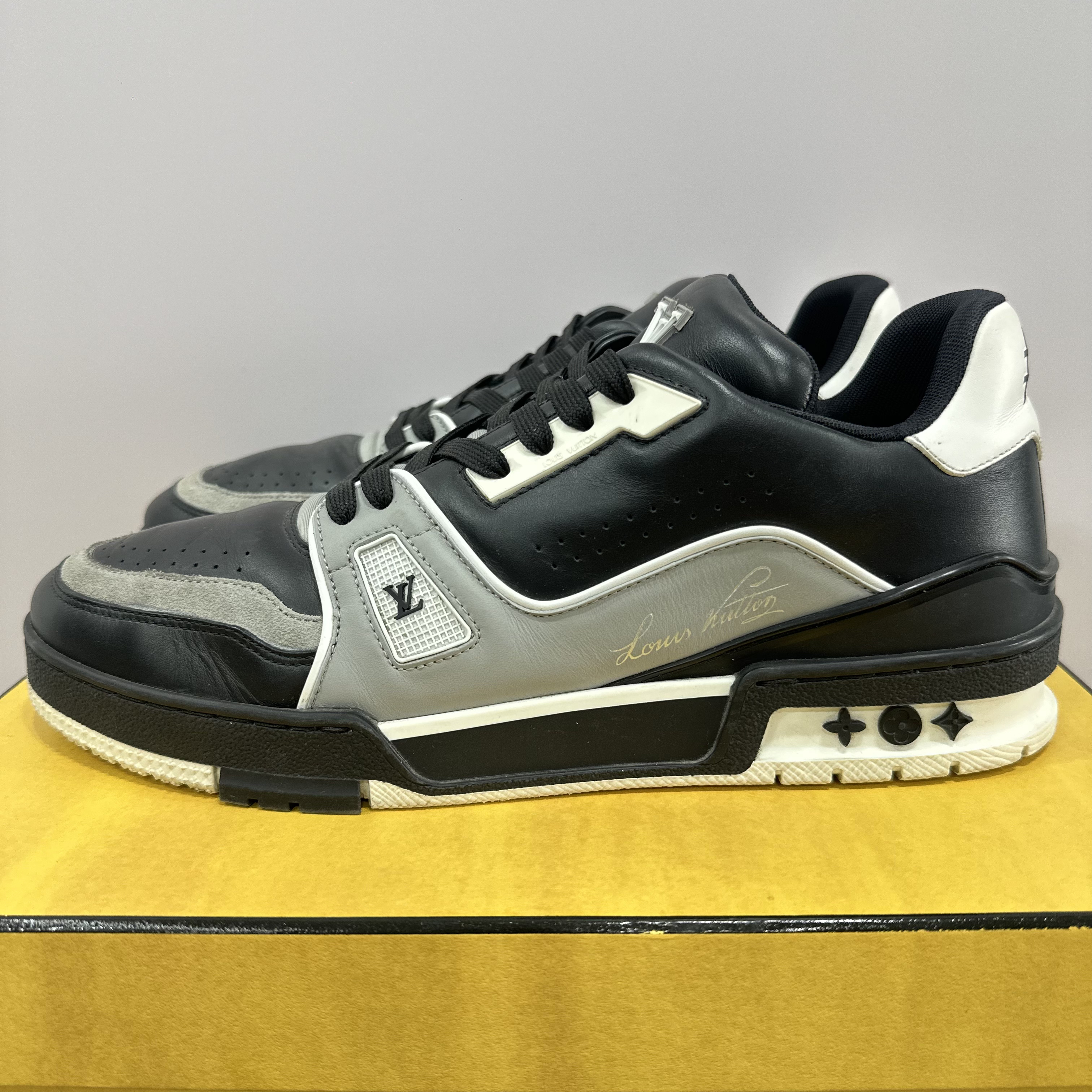 95新 LouisVuitton/路易威登 42码 trainer 黑灰 低帮板鞋F0056
