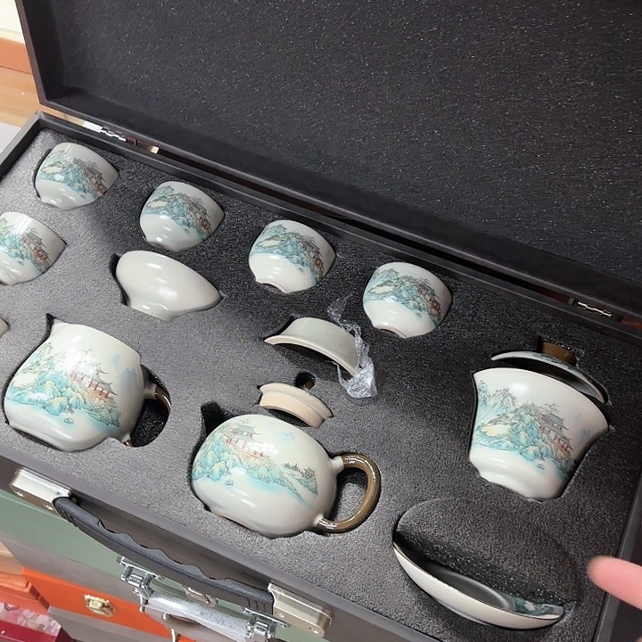 孤品茶具套装等。          