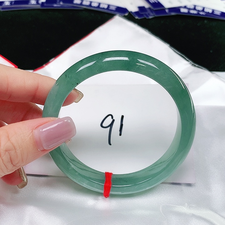 翡翠手镯未镶嵌翡翠手镯未镶嵌