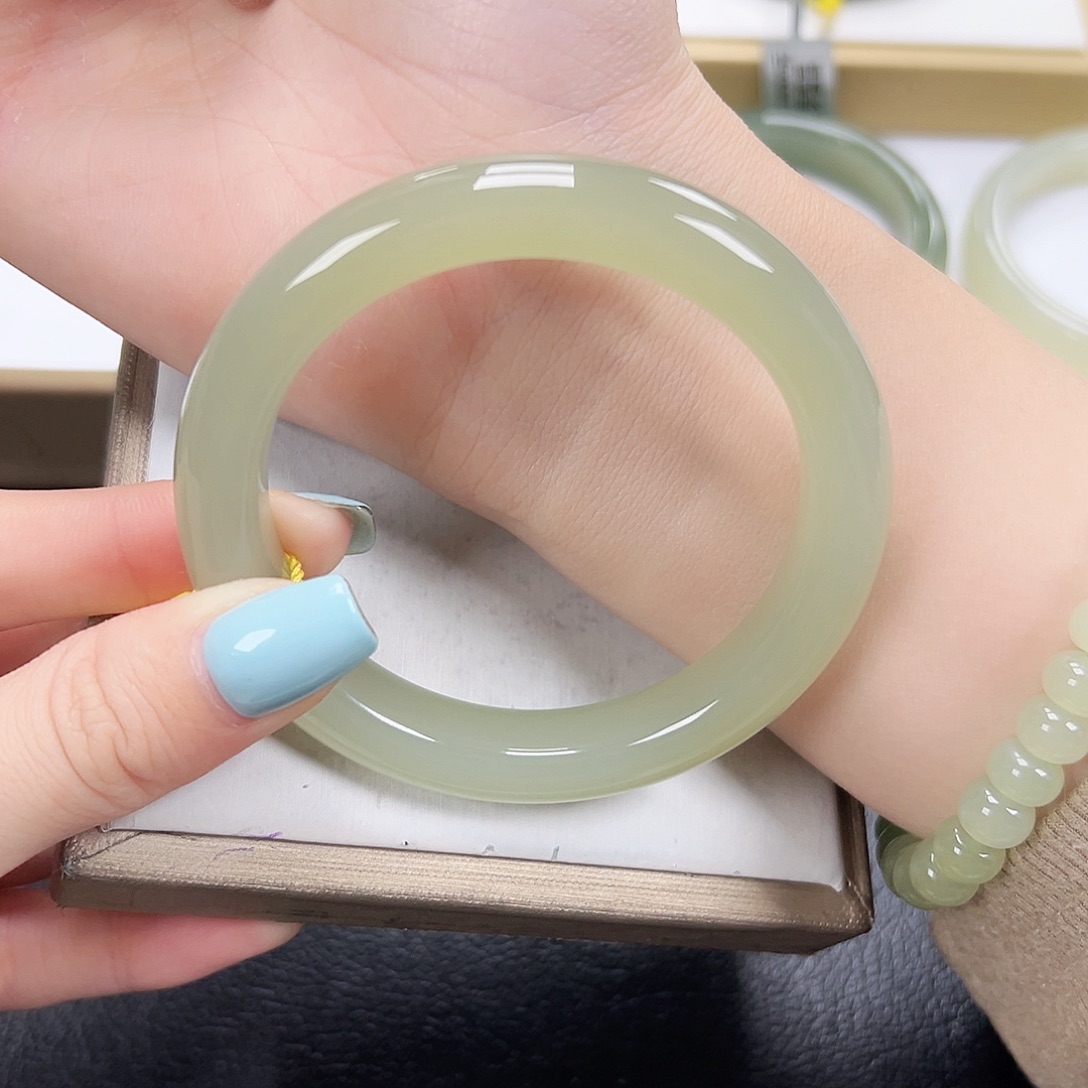 阿***记和田玉未镶嵌手镯