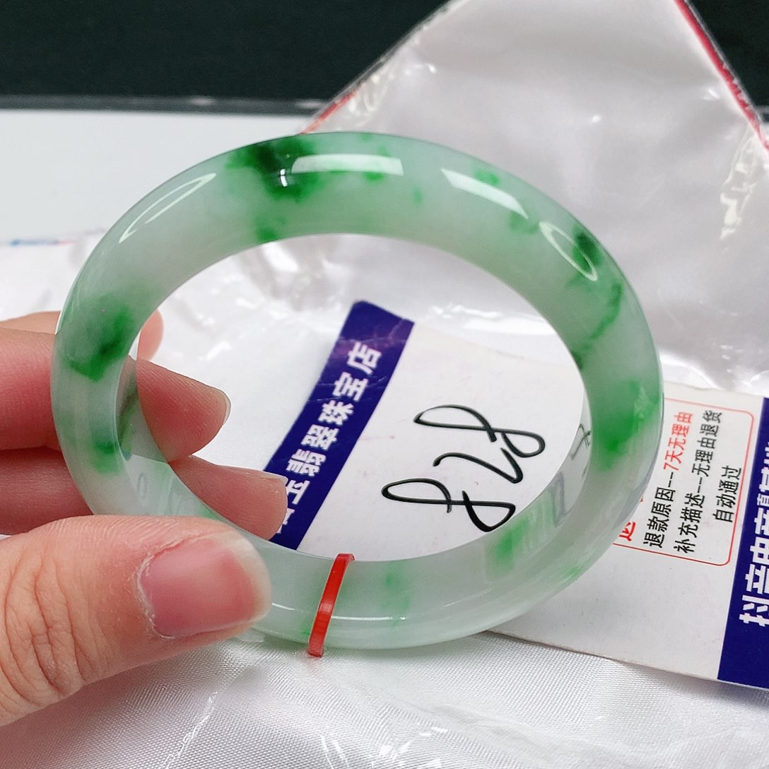 翡翠手镯未镶嵌翡翠