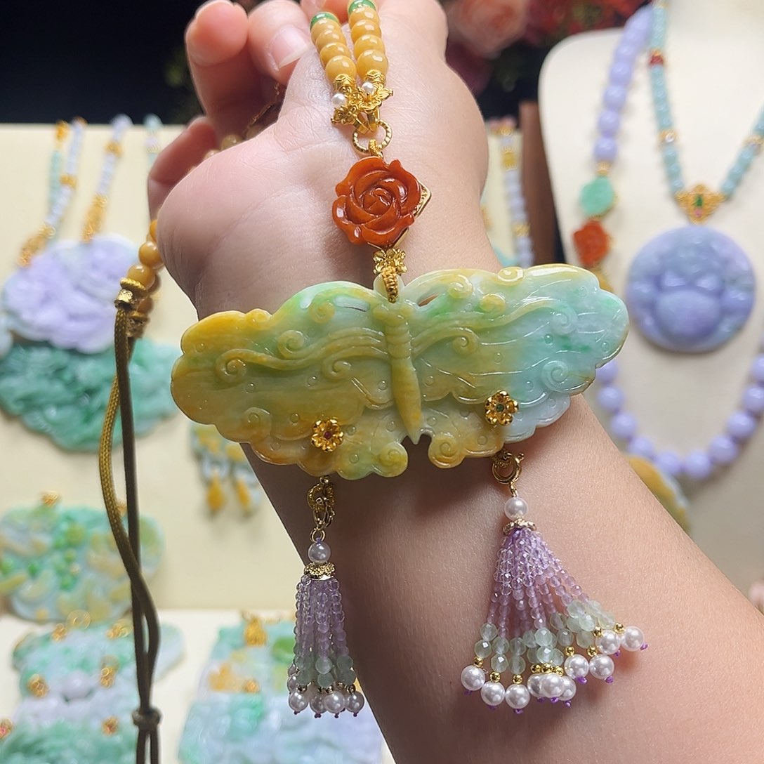 翡翠颈饰未镶嵌俏色