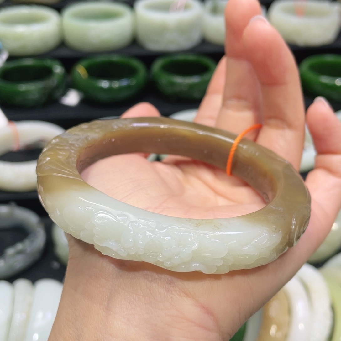 未镶嵌手镯和田玉62。   圈口62+