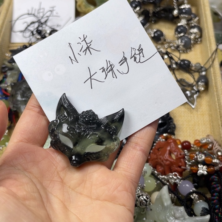 小***柒蛇纹石玉合金颈饰