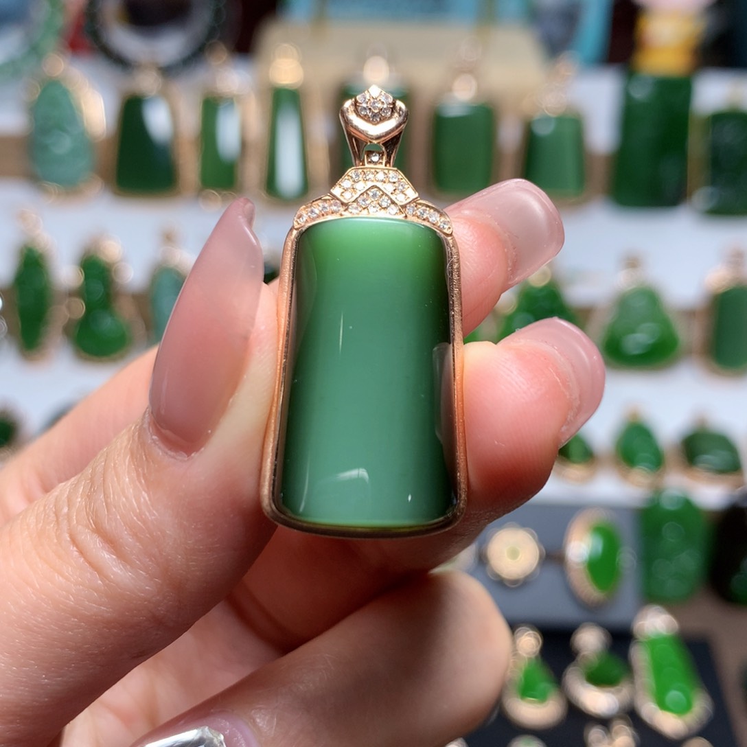和田玉（碧玉）吊坠18K金镶嵌