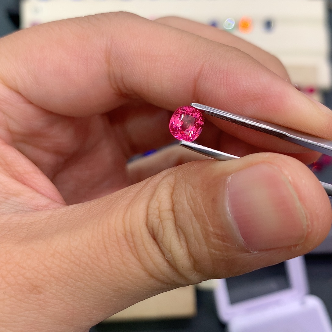 尖晶石裸石1.05克拉吉尔德大证纳米亚绝地武士