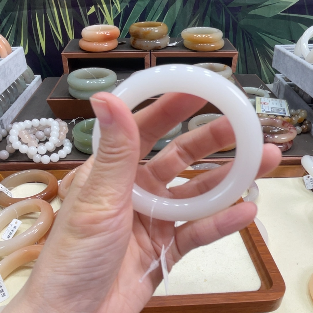 狮***口石英岩玉未镶嵌手镯
