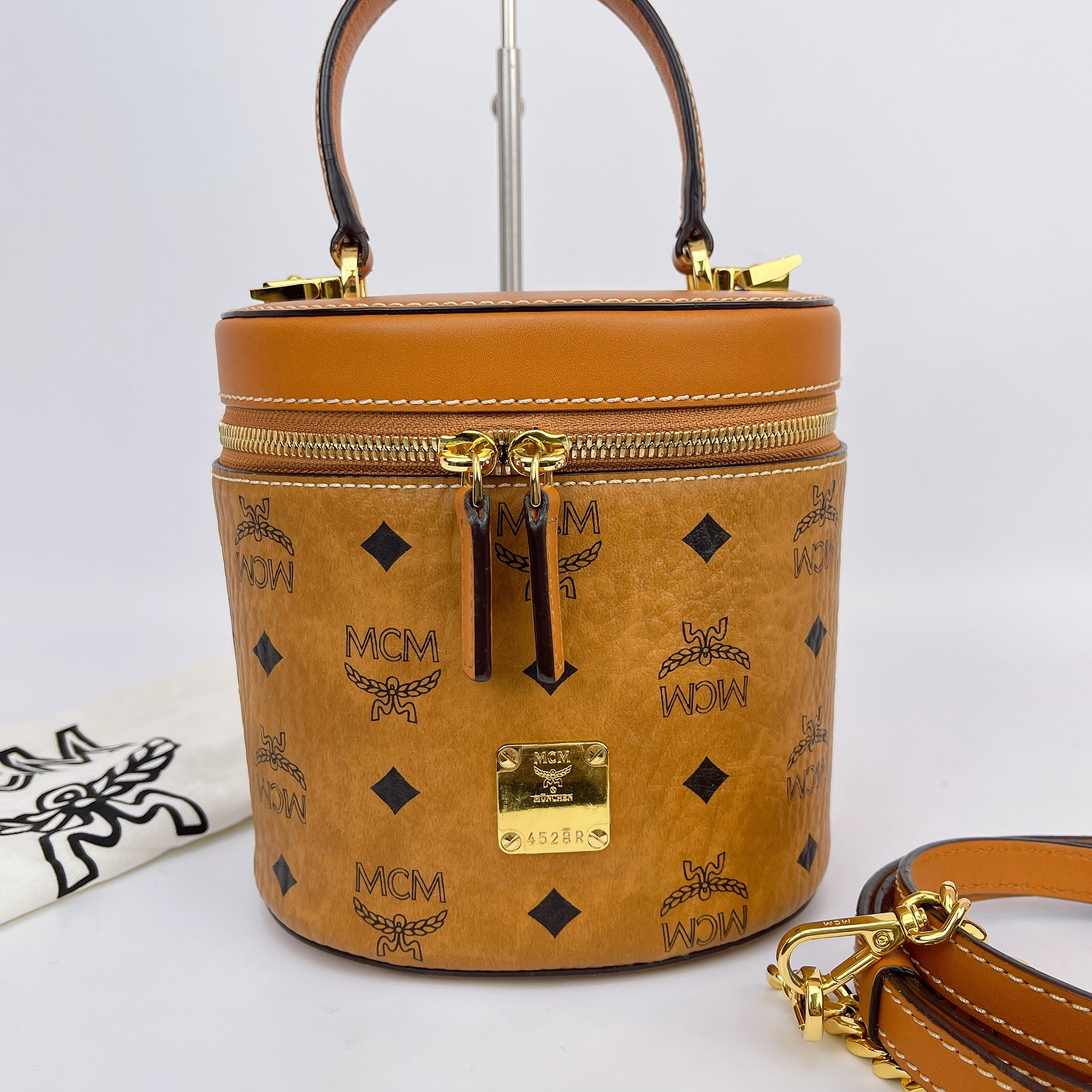 95新 MCM MCM 干邑色老花发财桶单肩包底长16 O010