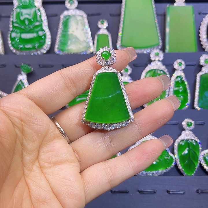 翡翠颈饰未镶嵌无事牌