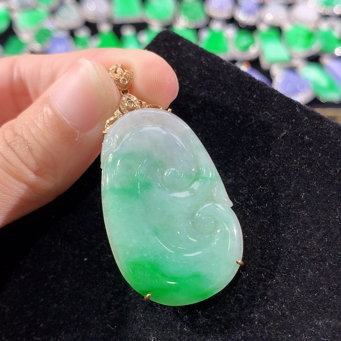 翡翠18K金镶嵌颈饰