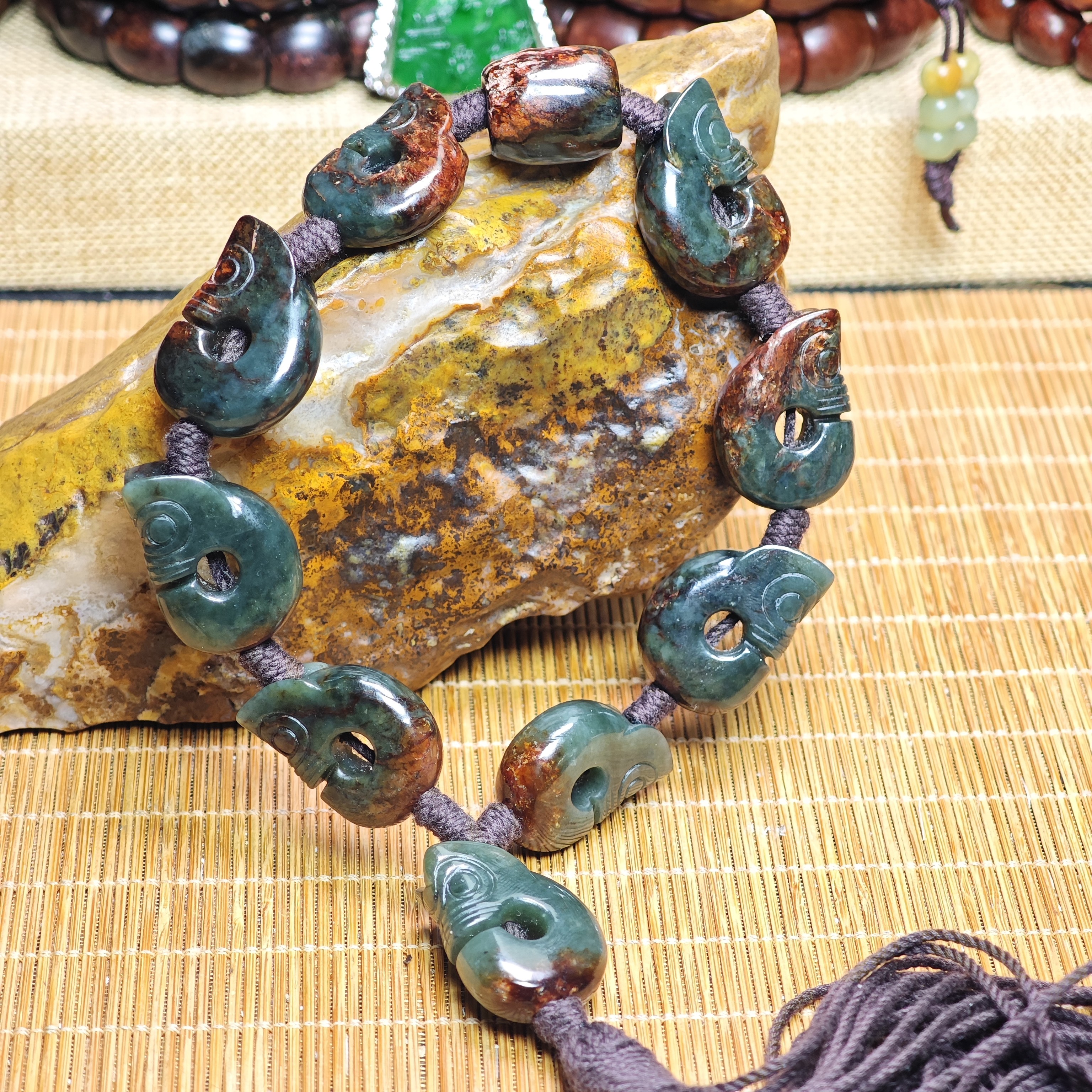 河磨玉析木绿，半皮半肉玉猪龙手持。颗颗带皮。单个尺寸约28*21MM