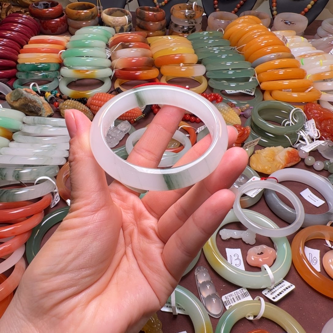 j***p石英岩玉未镶嵌手镯