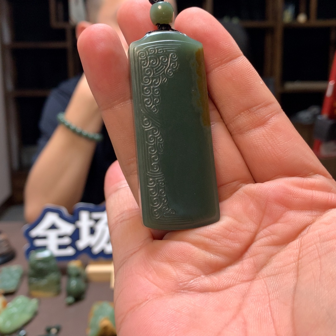 昊***云颈饰未镶嵌岫岩河磨玉（透闪石质玉）