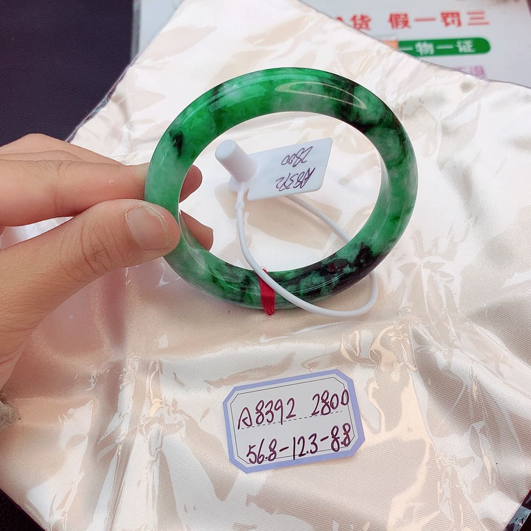 翡翠手镯未镶嵌翡翠