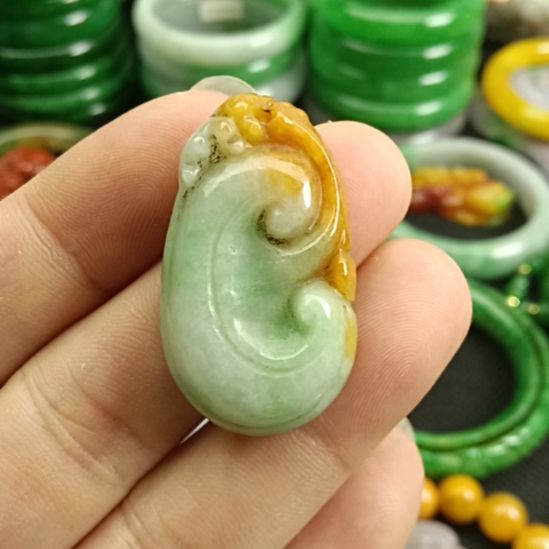 翡翠颈饰未镶嵌翡翠
