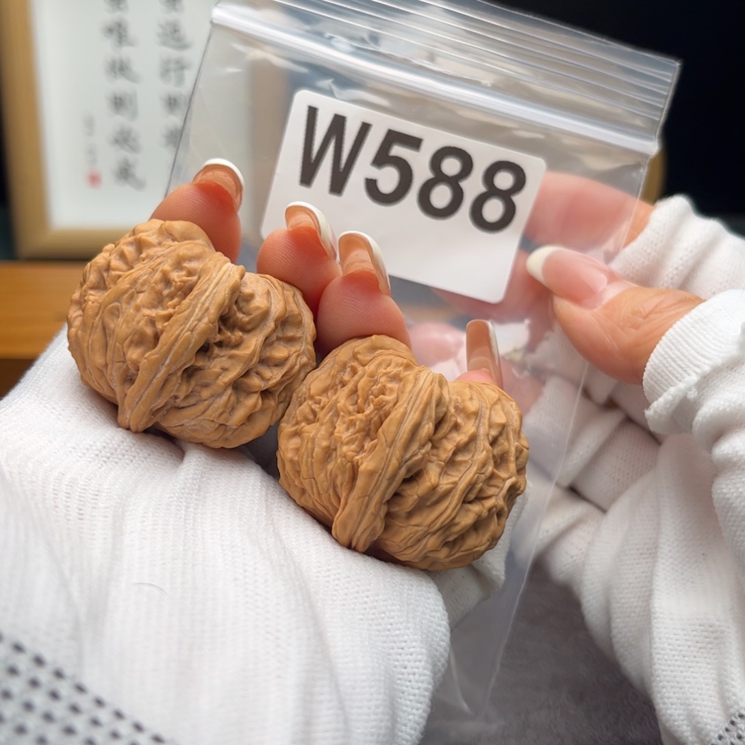 文玩核桃把件38拱桥楼w588有可能有黄