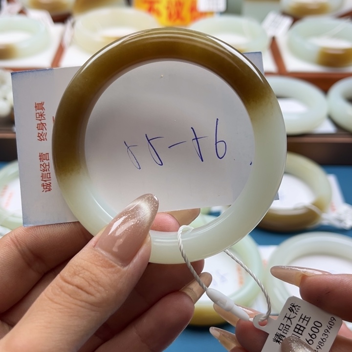 和田玉手镯未镶嵌琼